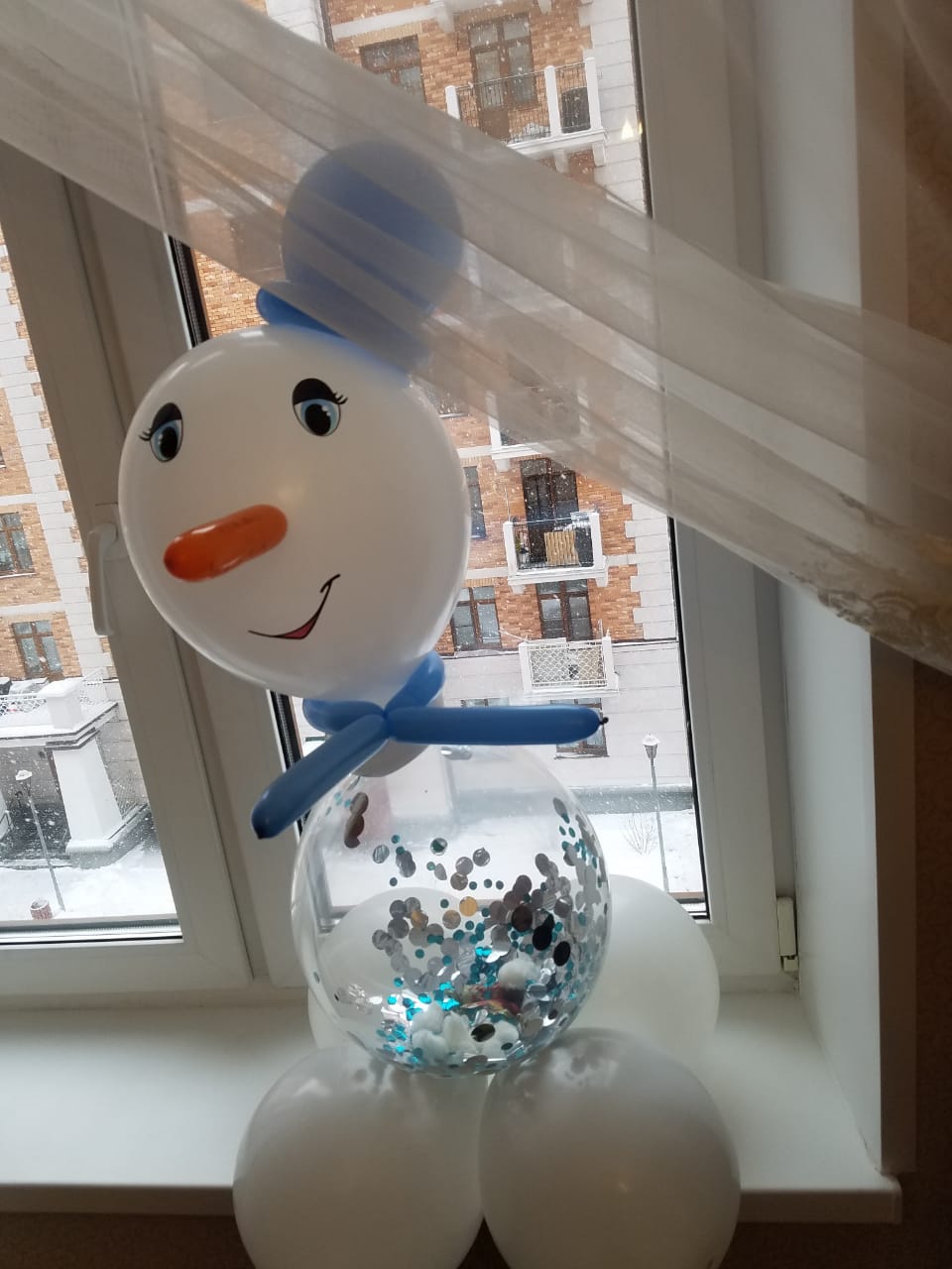 Снеговик шаров. Снеговик из шаров. Снеговики из шариков на новый год. Снеговик из шариков воздушных. Снеговик на воздушном шаре.